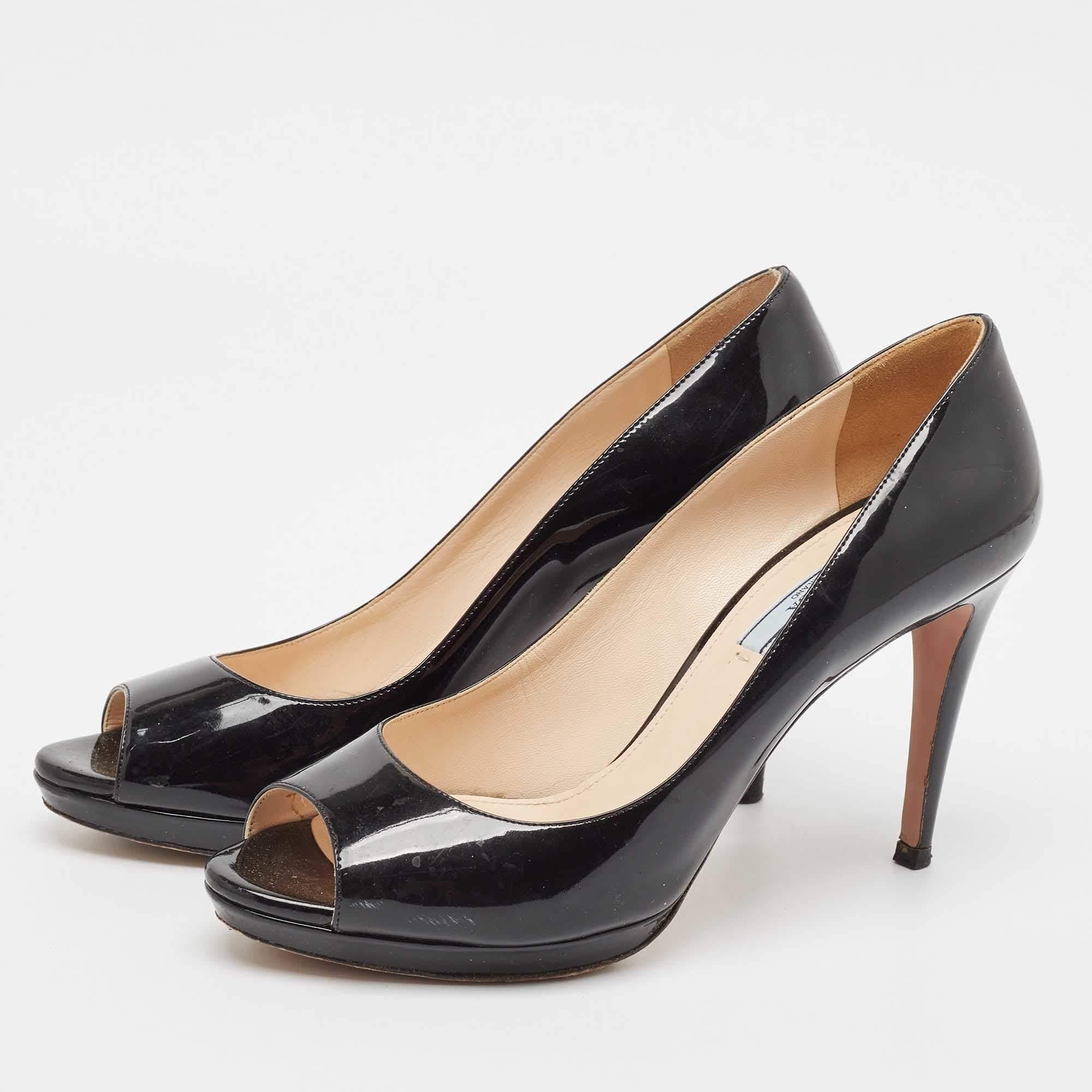 Exuding femininity and elegance these pumps feature a chic silhouette with an attractive design. You can wear these pumps for a stylish look.