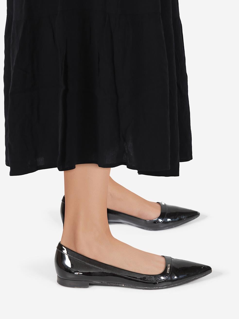 El ESTADO es Bueno. El desgaste general del calzado es evidente. Abrasión moderada en todas las zonas de ambos zapatos. Pegamento alrededor de la suela de ambos zapatos en este artículo usado de reventa del diseñador Prada. Este par de zapatos viene