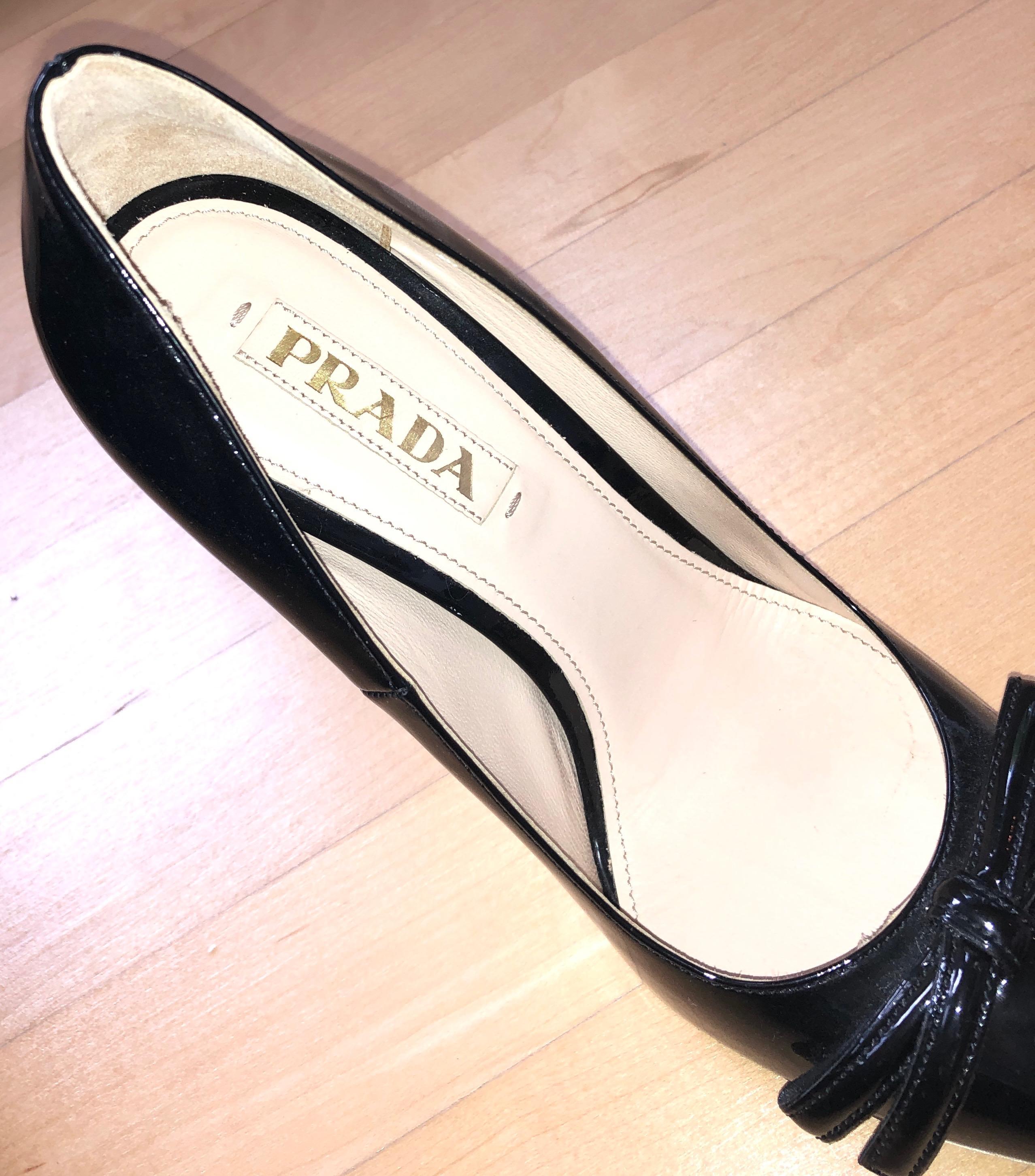 Beige Prada Black Patent Leather Point Toe w/ Small Center Bow & Stiletto Heel Shoes For Sale