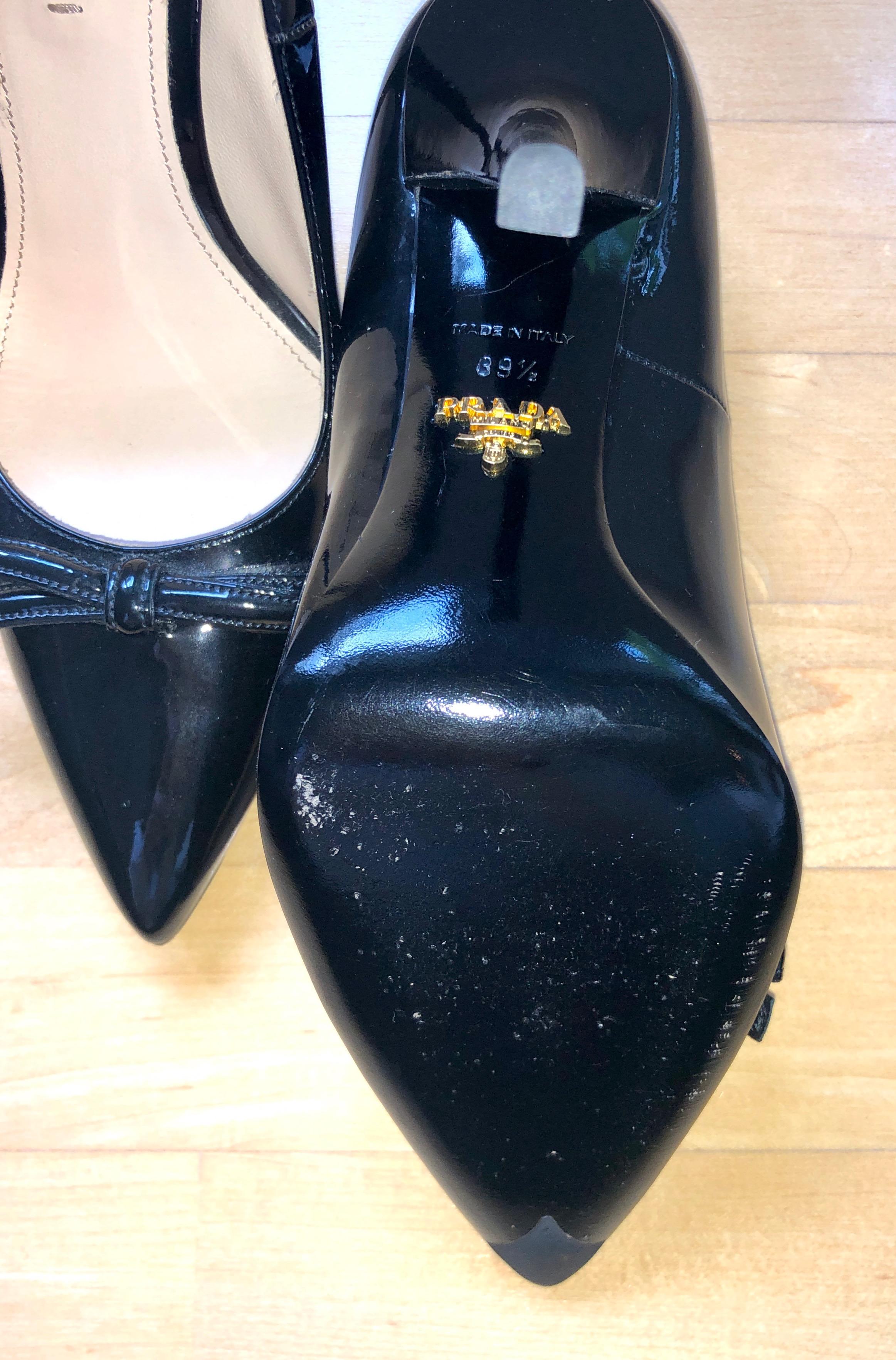 Prada Black Patent Leather Point Toe w/ Small Center Bow & Stiletto Heel Shoes In Excellent Condition For Sale In Houston, TX