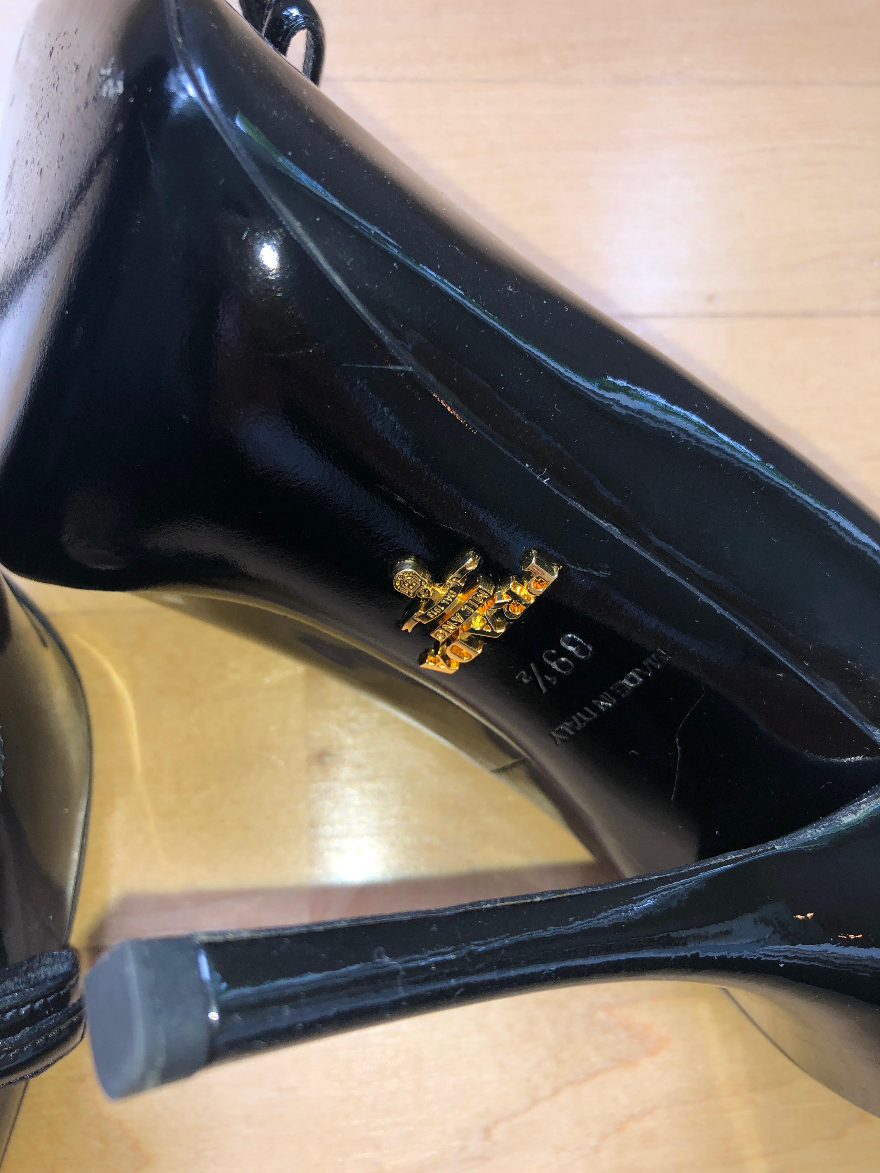 Women's Prada Black Patent Leather Point Toe w/ Small Center Bow & Stiletto Heel Shoes For Sale