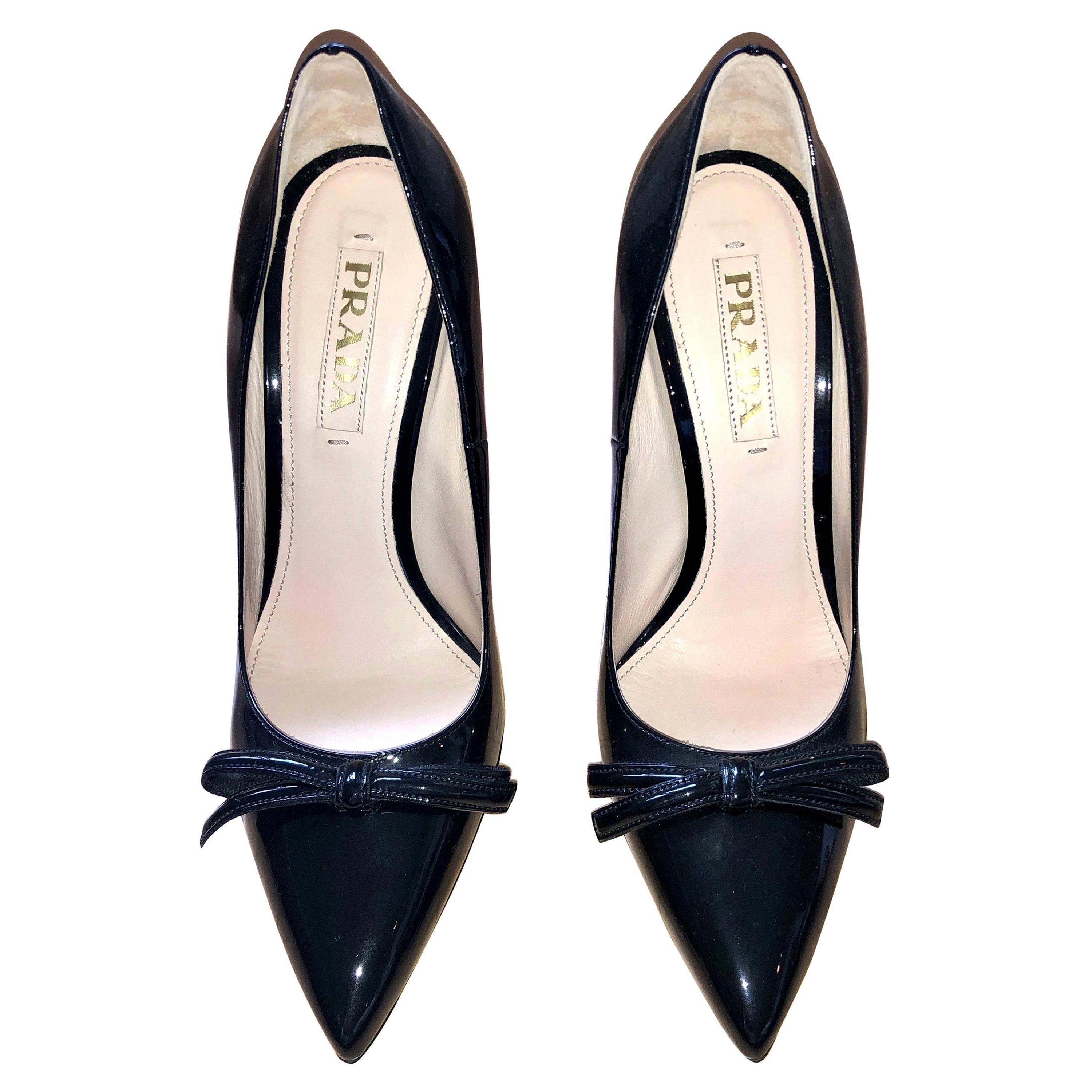 Prada Black Patent Leather Point Toe w/ Small Center Bow & Stiletto Heel Shoes For Sale