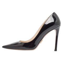 Prada Schwarze spitz zulaufende Pumps aus Lackleder mit spitzer Zehe Größe 36
