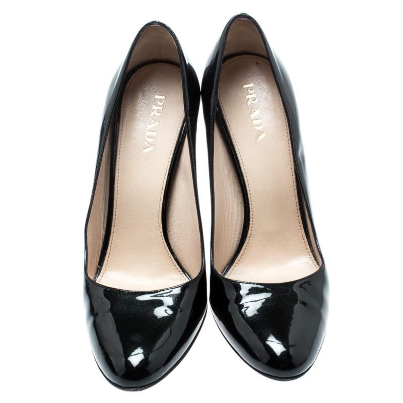 You wouldn't want to miss out on a pair as chic as this one from Prada. Crafted from patent leather and styled as a round toe with stunning 11 cm heels, this pair carries a black exterior. The pumps are complete with comfortable leather lined