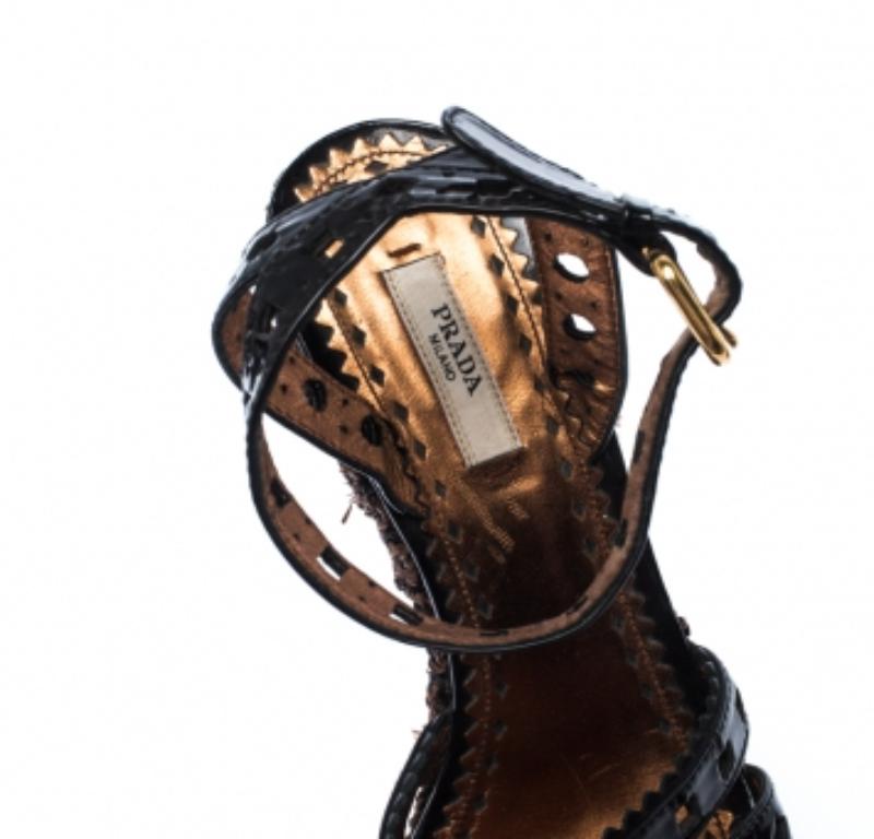 Prada - Sandales à plateforme en raphia en cuir verni noir - Taille 39,5 Pour femmes en vente