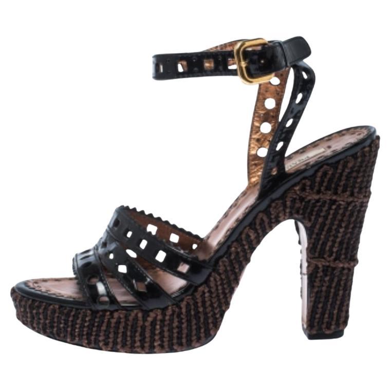 Prada - Sandales à plateforme en raphia en cuir verni noir - Taille 39,5 en vente