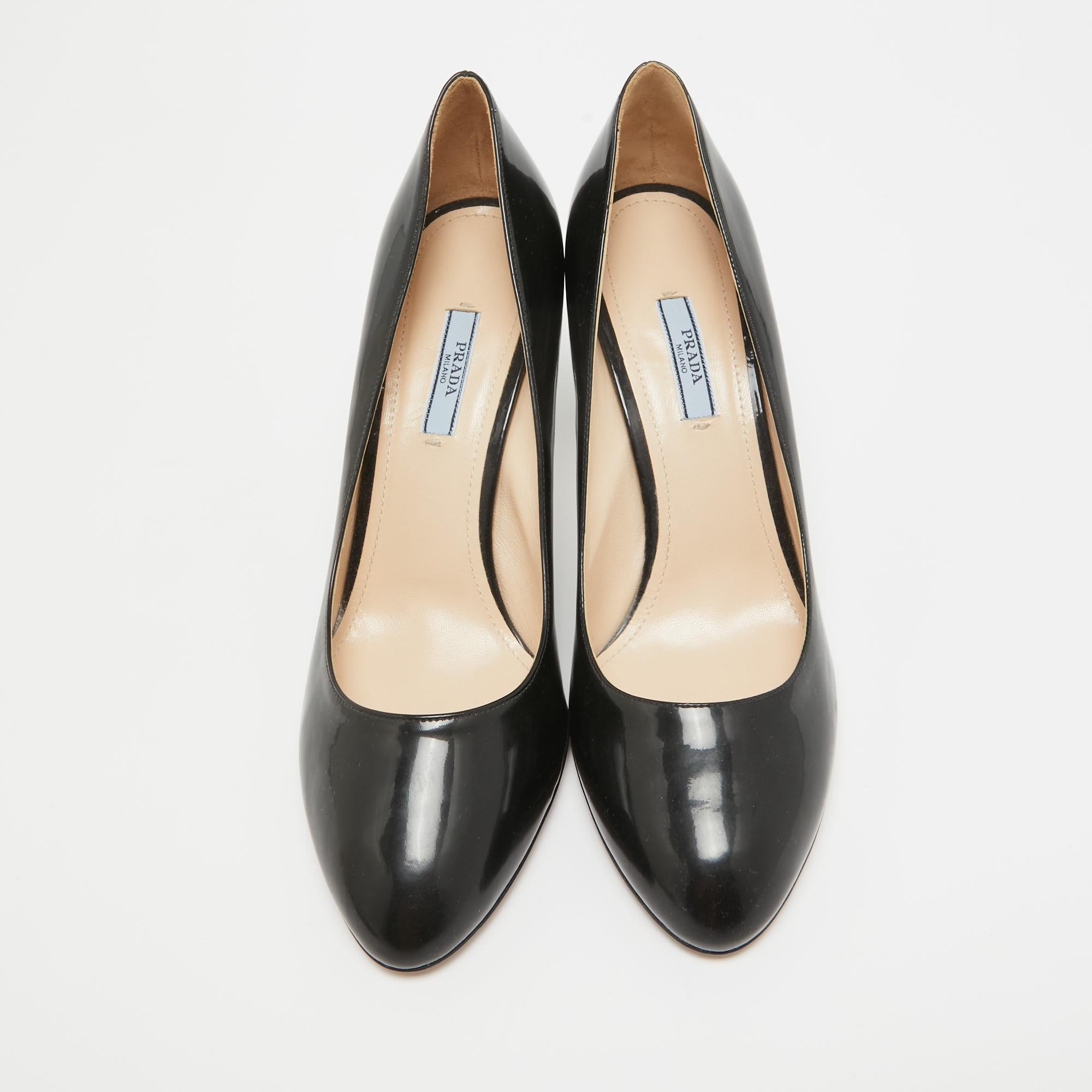 Exuding femininity and elegance, these pumps feature a chic silhouette with an attractive design. You can wear these pumps for a stylish look.

