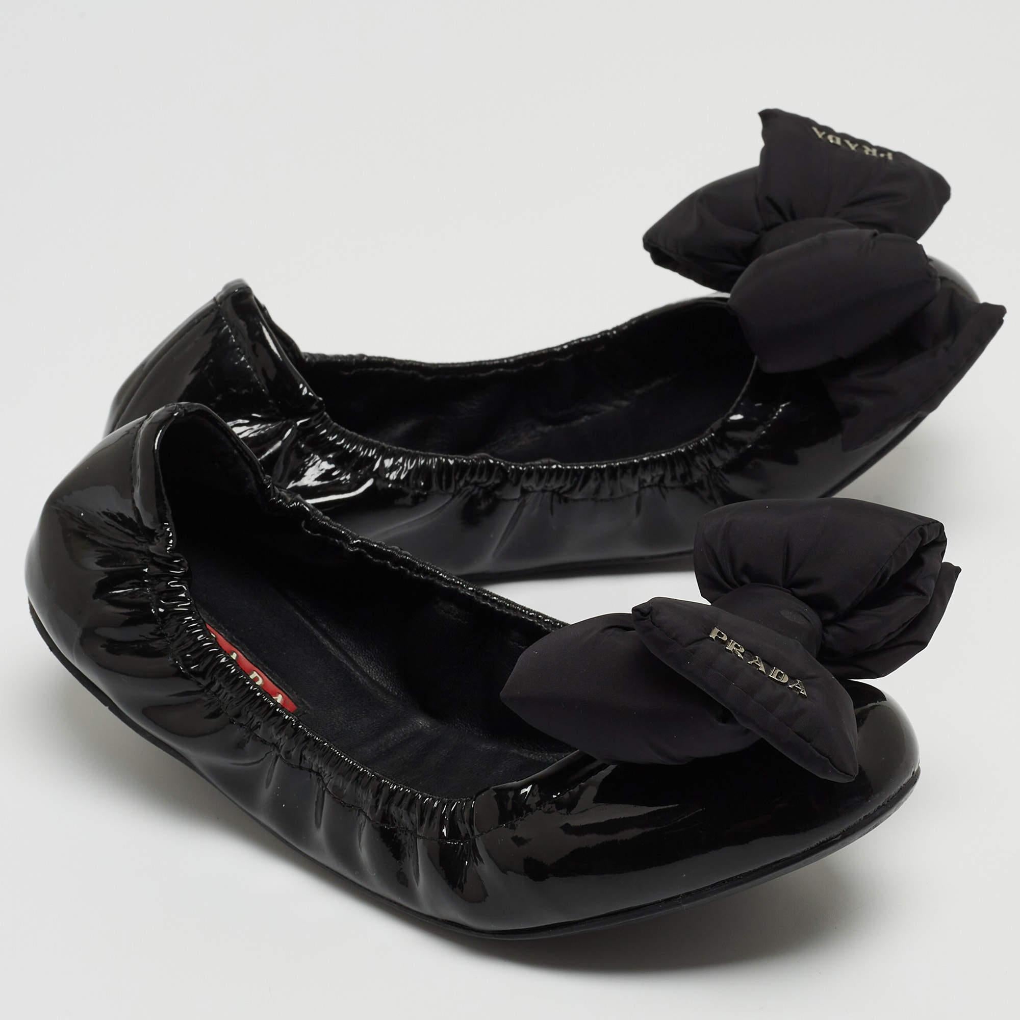 Prada Black Patent Leather Scrunch Ballet Flats Size 36.5 In Good Condition In Dubai, Al Qouz 2