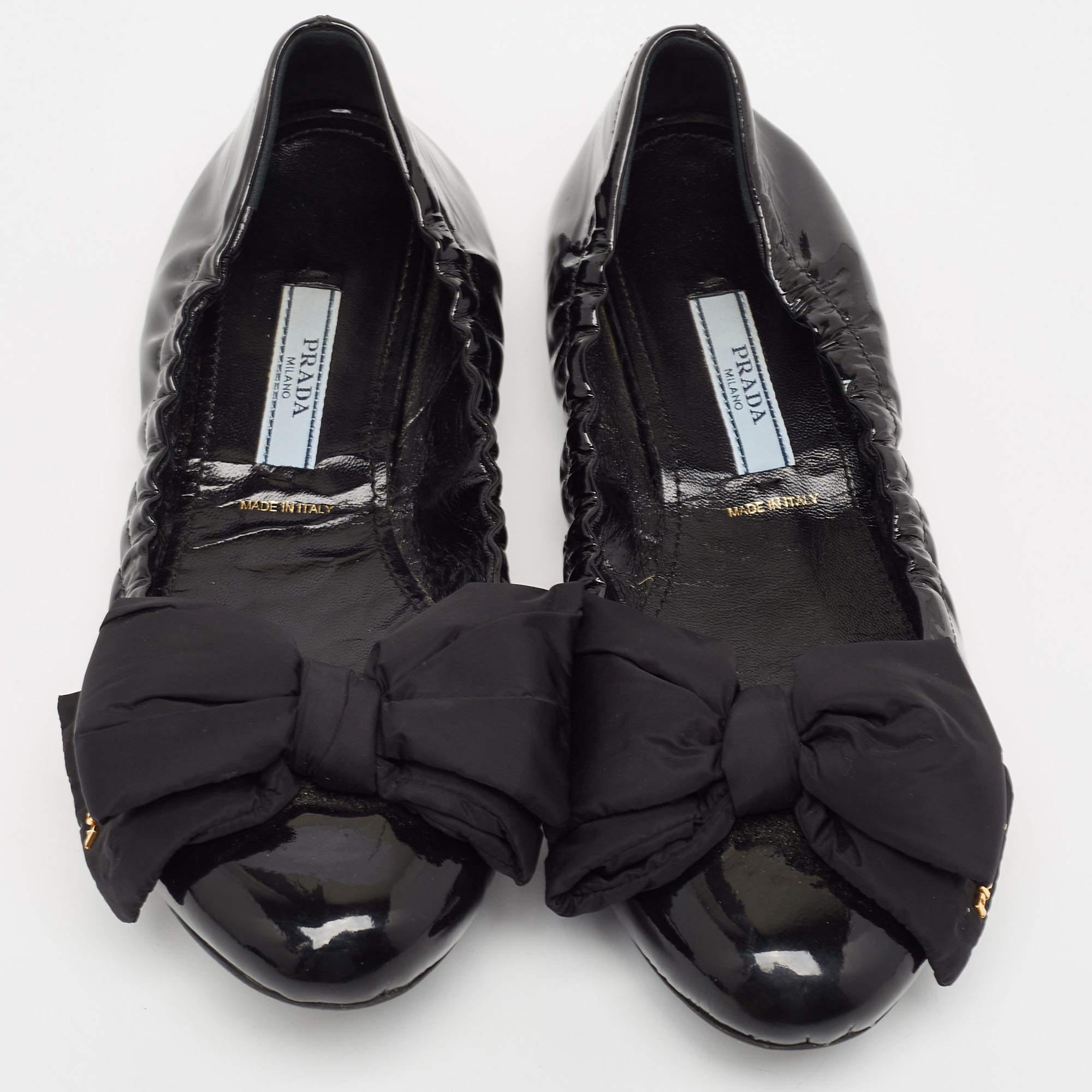 Prada Black Patent Leather Scrunch Ballet Flats Size 37 In Excellent Condition In Dubai, Al Qouz 2