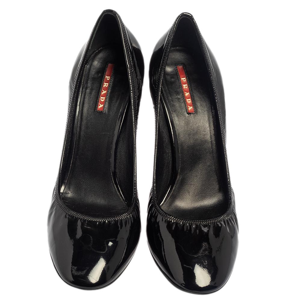 These Prada pumps are simply elegant and luxe. Crafted from patent leather, they flaunt pointed toes and a scrunch style to give you a good fit. The black pair is complete with comfortable insoles and 10 cm heels.

