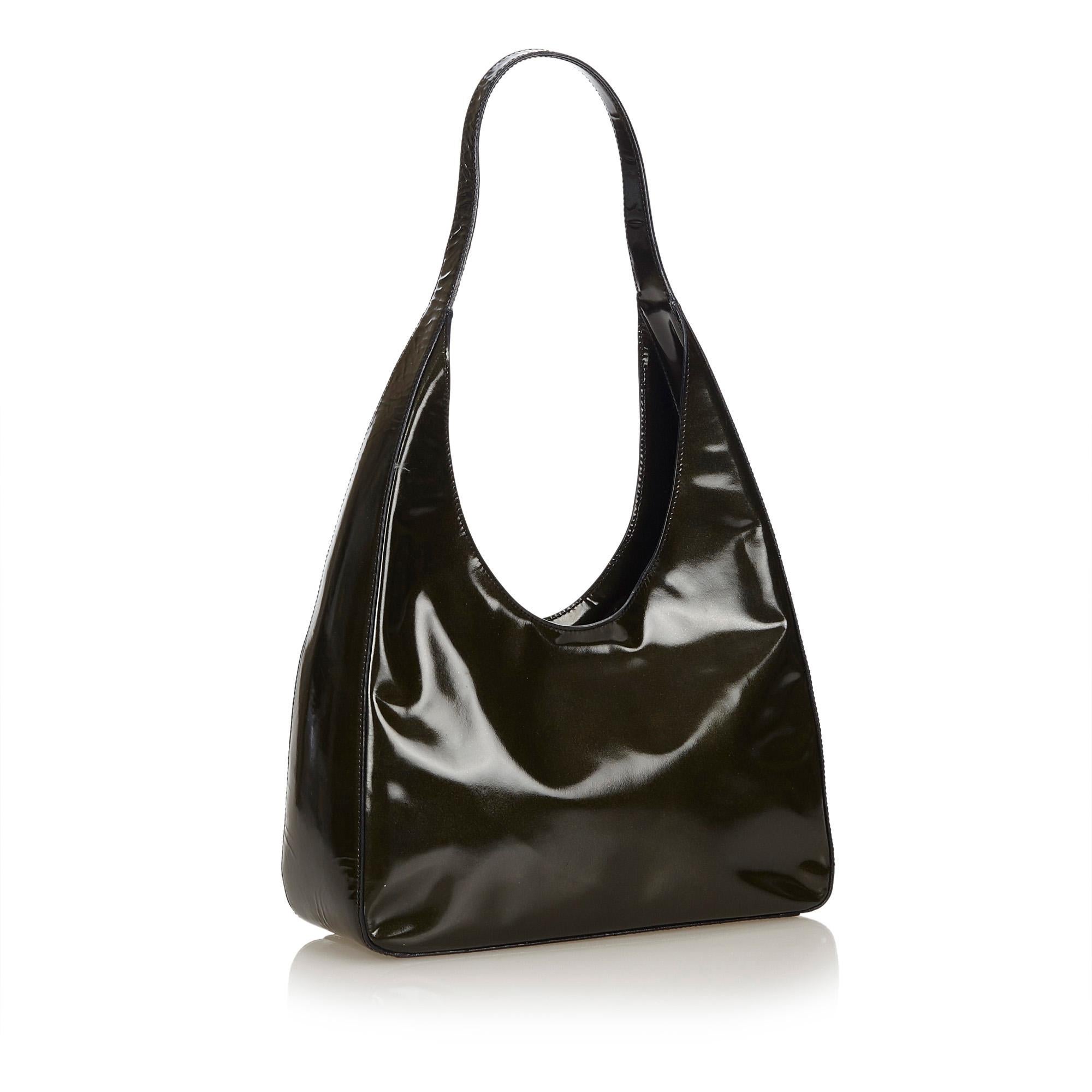 This shoulder bag features a patent leather body, flat strap, open top and interior zip pocket. It carries as B+ condition rating.

Inclusions: 
Dust Bag

Dimensions:
Length: 27.00 cm
Width: 29.00 cm
Depth: 9.00 cm
Shoulder Drop: 29.00 cm

Material:
