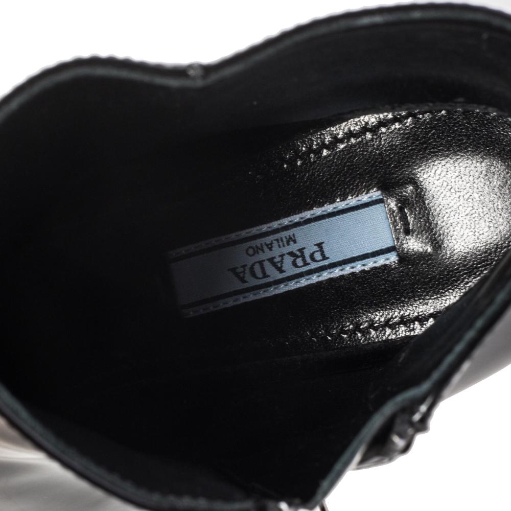 Prada Schwarze Lackleder Slanted Heel Stiefeletten mit spitzer Zehe Größe 38 Damen