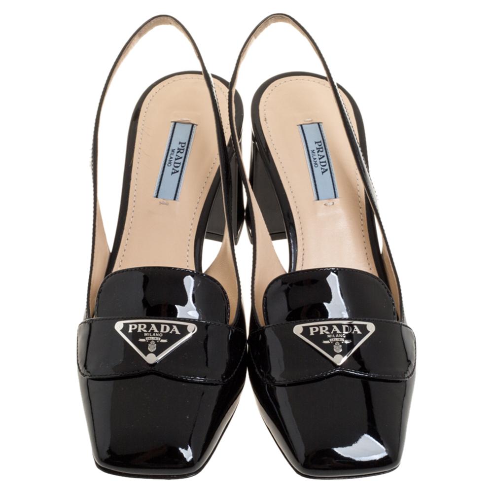 Dieses wunderschöne Paar Sandalen stammt aus dem Hause Prada. Das aus schwarzem Lackleder gefertigte Paar zeichnet sich durch quadratische Zehen, niedrige Blockabsätze und Slingbacks aus. Die Innensohlen sind mit Leder gefüttert und das Paar ist mit