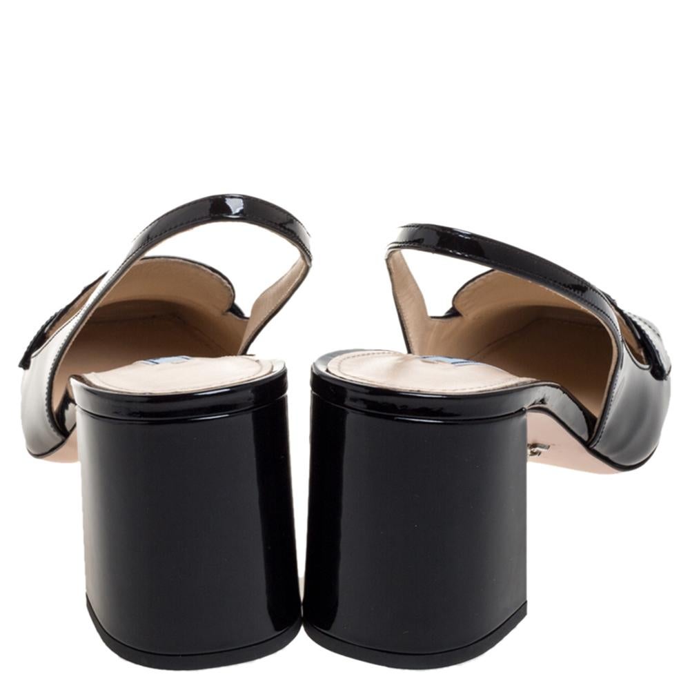 Prada Schwarze Lackleder-Slingback-Sandalen Größe 37 im Zustand „Gut“ in Dubai, Al Qouz 2