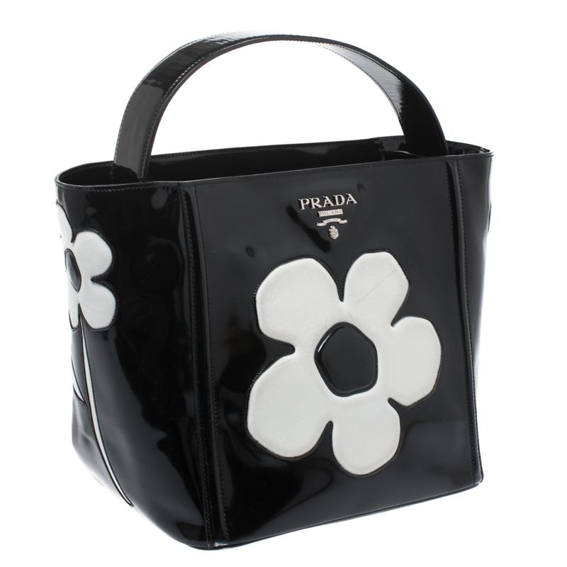 Prada Schwarze Spazzolato-Blumen-Top-Handtasche aus Lackleder im Zustand „Gut“ in Dubai, Al Qouz 2