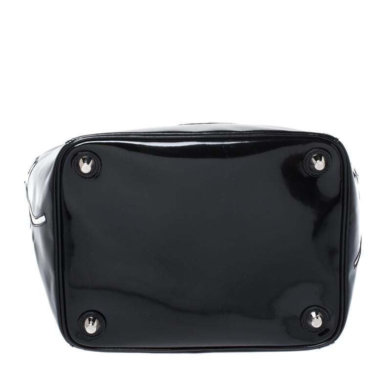 Prada Schwarze Spazzolato-Blumen-Top-Handtasche aus Lackleder Damen