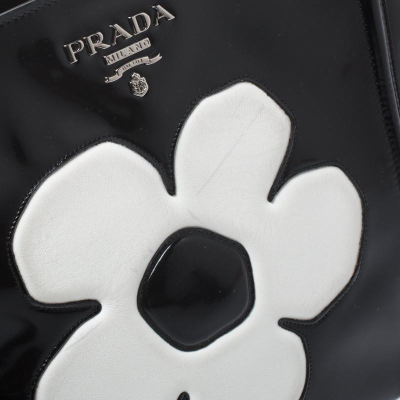 Prada Schwarze Spazzolato-Blumen-Top-Handtasche aus Lackleder 1