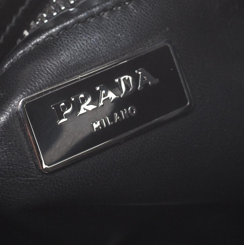 Prada Schwarze Spazzolato-Blumen-Top-Handtasche aus Lackleder 2