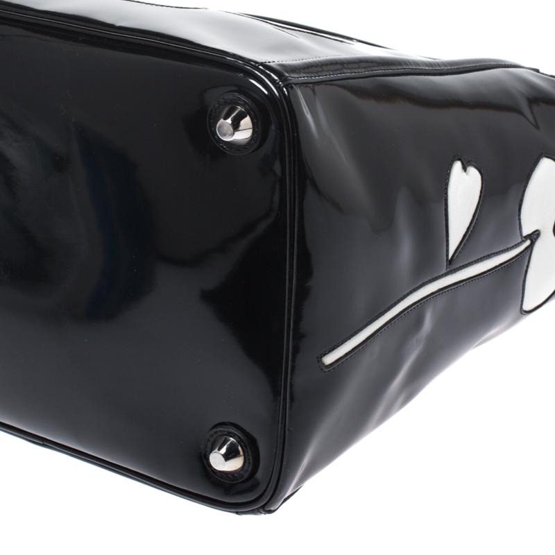 Prada Schwarze Spazzolato-Blumen-Top-Handtasche aus Lackleder 4
