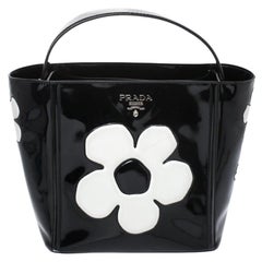 Prada Schwarze Spazzolato-Blumen-Top-Handtasche aus Lackleder