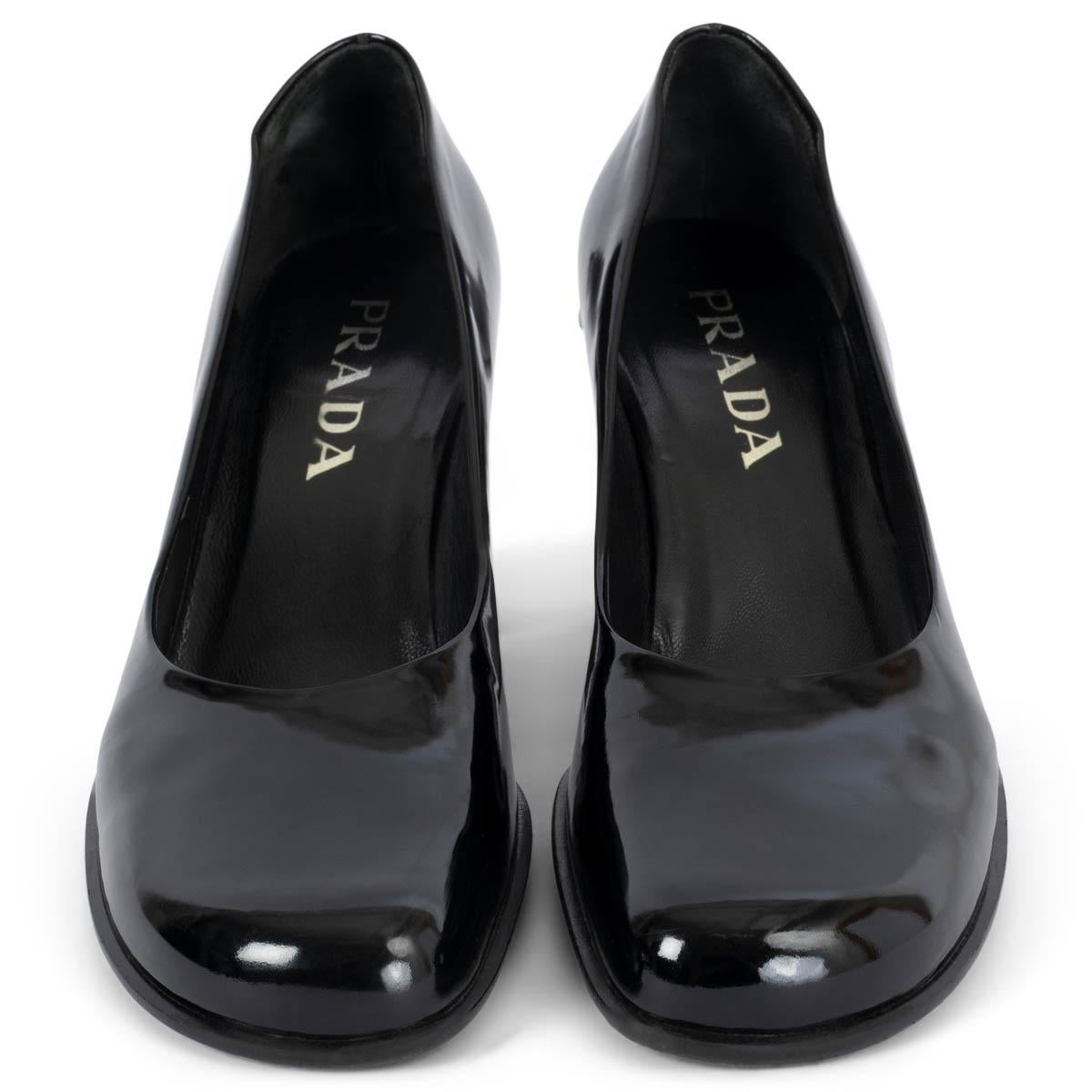 100% authentic Prada vintage pumps in black shiny leather. Feature a block heel and square toe. Have been worn and show some soft damage of the leather on the inner side of the left shoe. Overall in excellent condition. 

Measurements
Imprinted