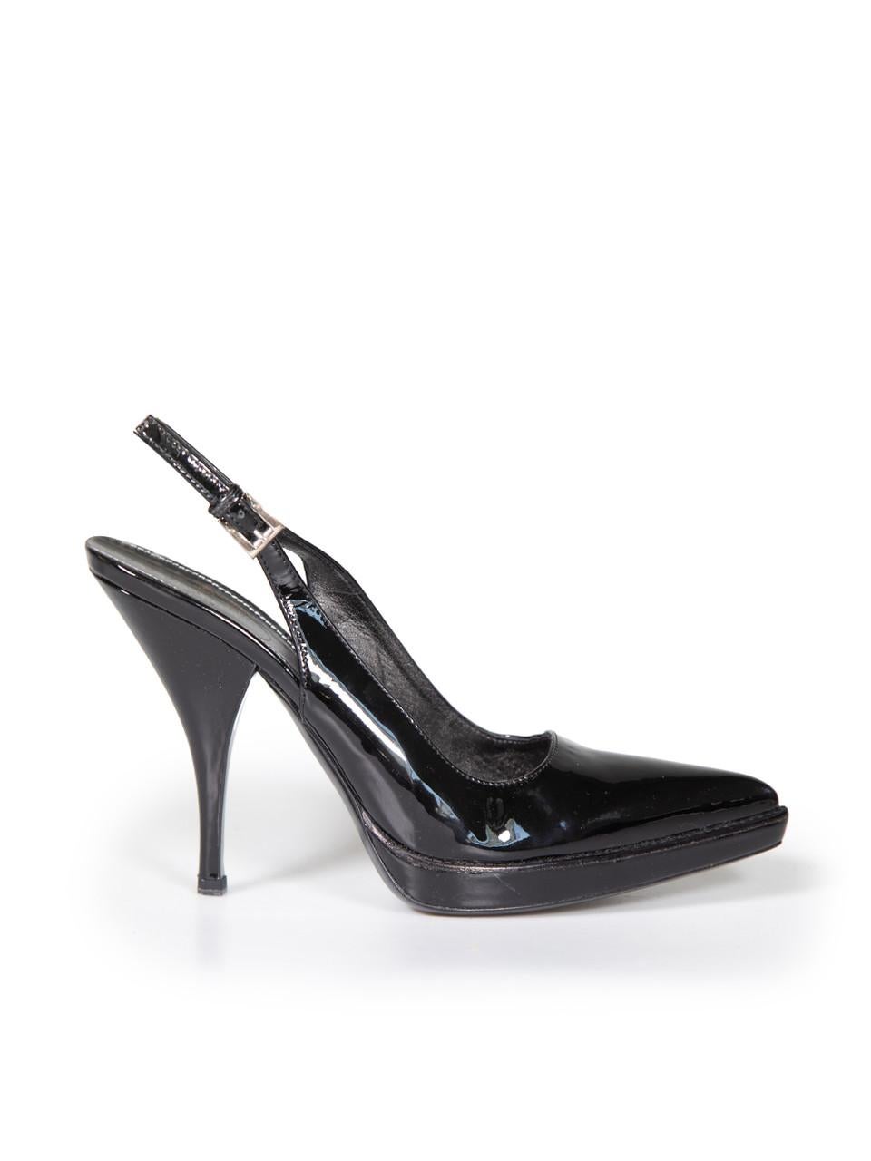 L'ÉTAT est très bon. L'usure des talons est minime. Abrasion des deux plates-formes, des talons et de la boîte à orteils droite. Marques sur la boîte à orteils gauche de cet article de revente d'occasion de Prada. Cette paire de chaussures est