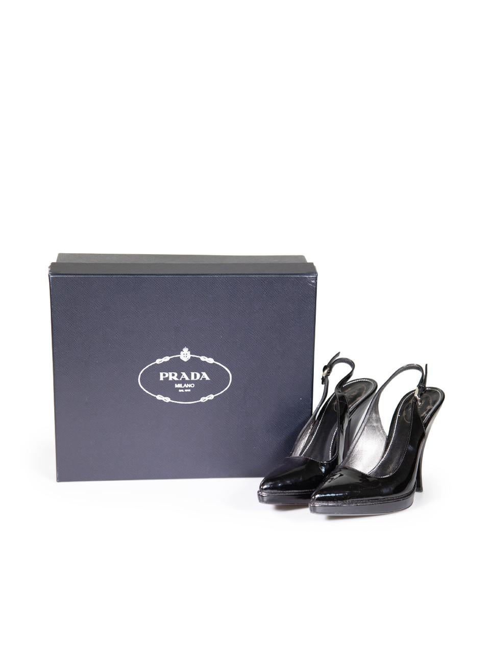 Noir Prada, talons d'escarpin à bout pointu en cuir verni noir, taille IT 37,5 en vente