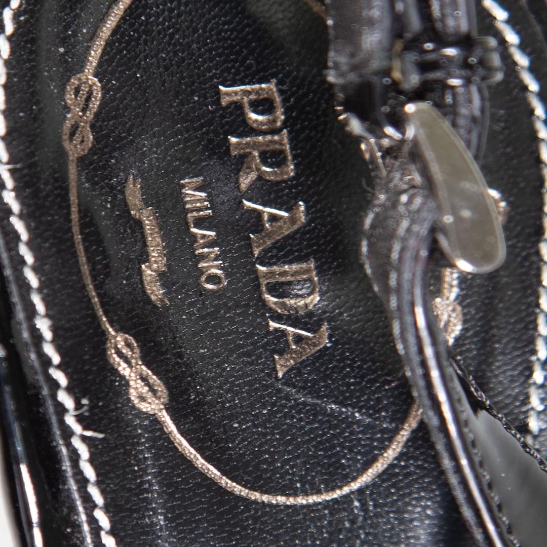 Prada, talons d'escarpin à bout pointu en cuir verni noir, taille IT 37,5 en vente 1