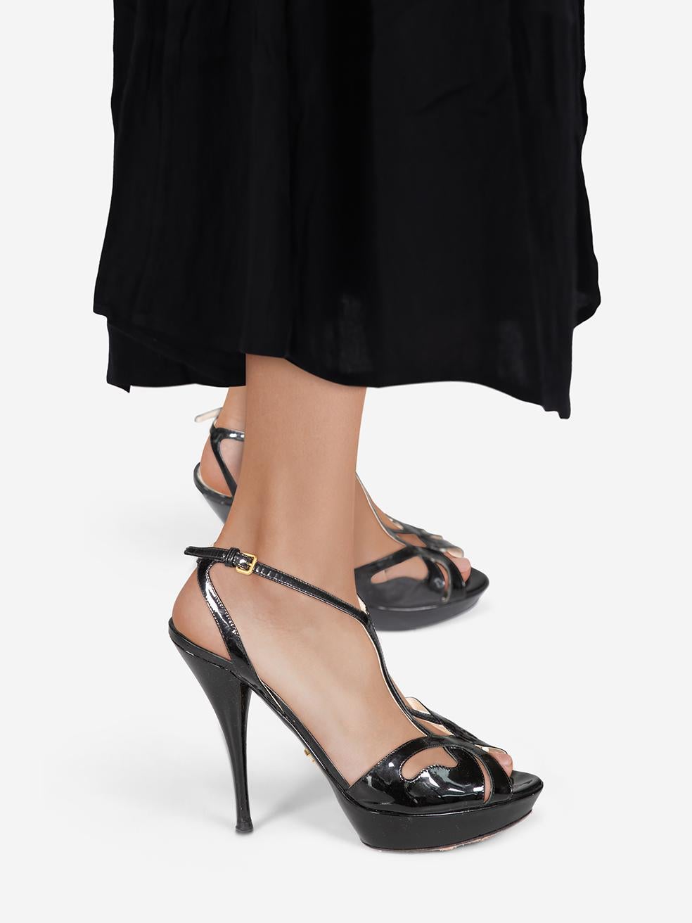 CONDIT ist sehr gut. Die Sandalen weisen nur minimale Gebrauchsspuren auf. Abrieb und Flecken in allen Bereichen der beiden Schuhe. Leichte Klebrigkeit an beiden Schuhen dieses gebrauchten Prada Designer-Wiederverkaufsartikels.
 

 Einzelheiten
 

