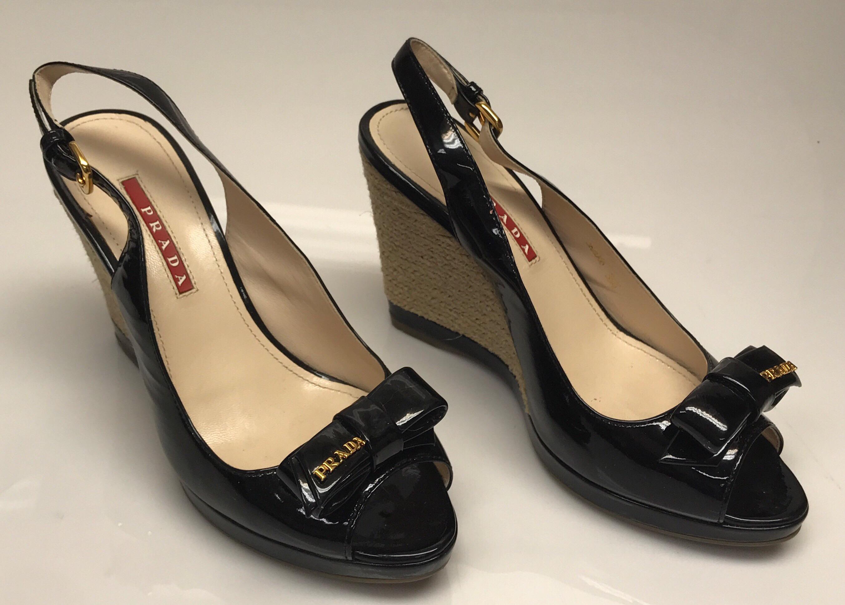 PRADA BLACK Patent w/ Bow on top Wedges  - 36.5  In Excellent Condition In West Palm Beach, FL