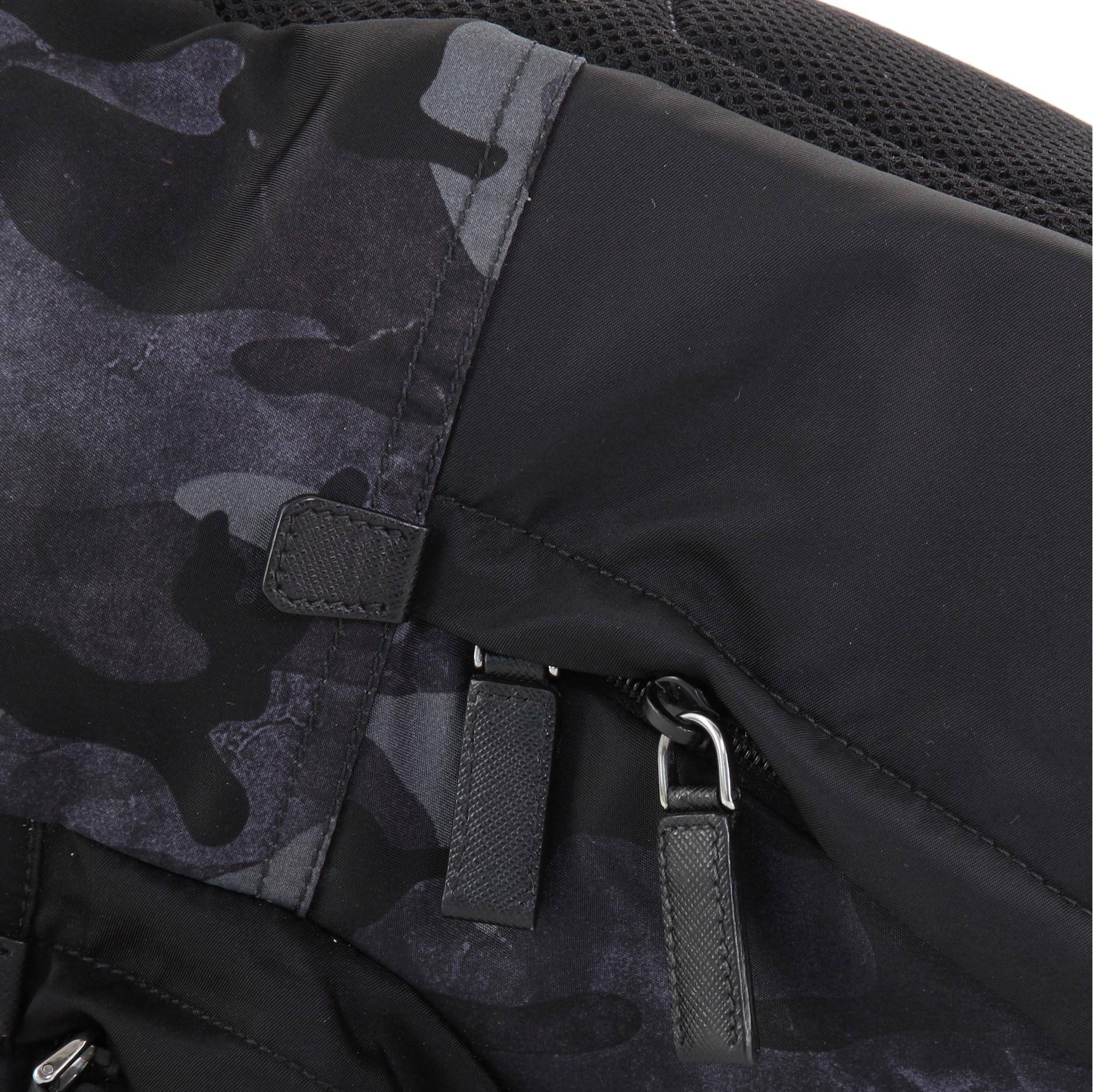 Prada Schwarzer bedruckter Rucksack mit Camo Tessuto Fronttasche Medium 1