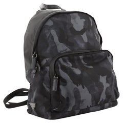 Prada Schwarzer bedruckter Rucksack mit Camo Tessuto Fronttasche Medium
