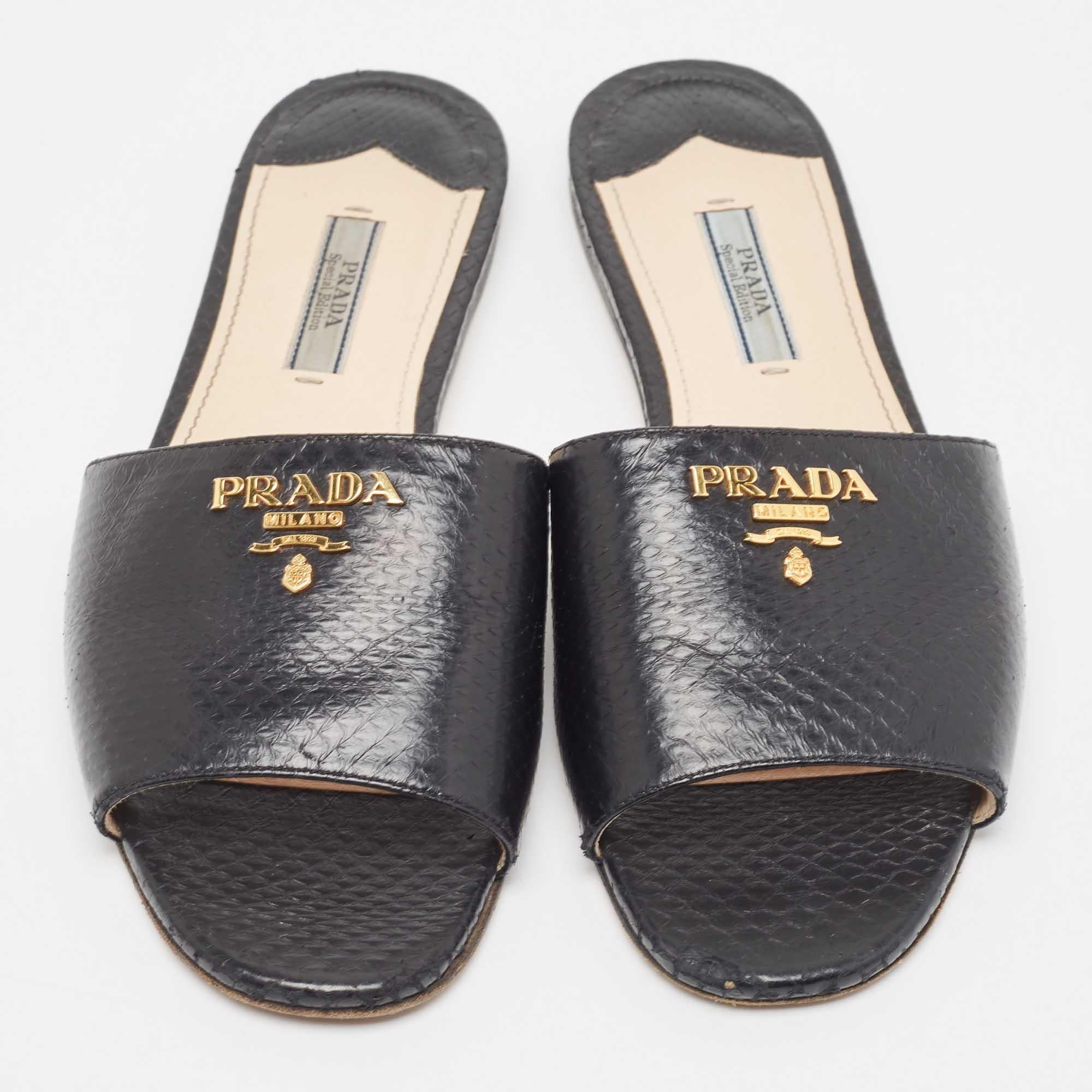 These sandals will frame your feet in an elegant manner. Crafted from quality materials, they display a classy design and comfortable insoles.

Includes: Original Dustbag

