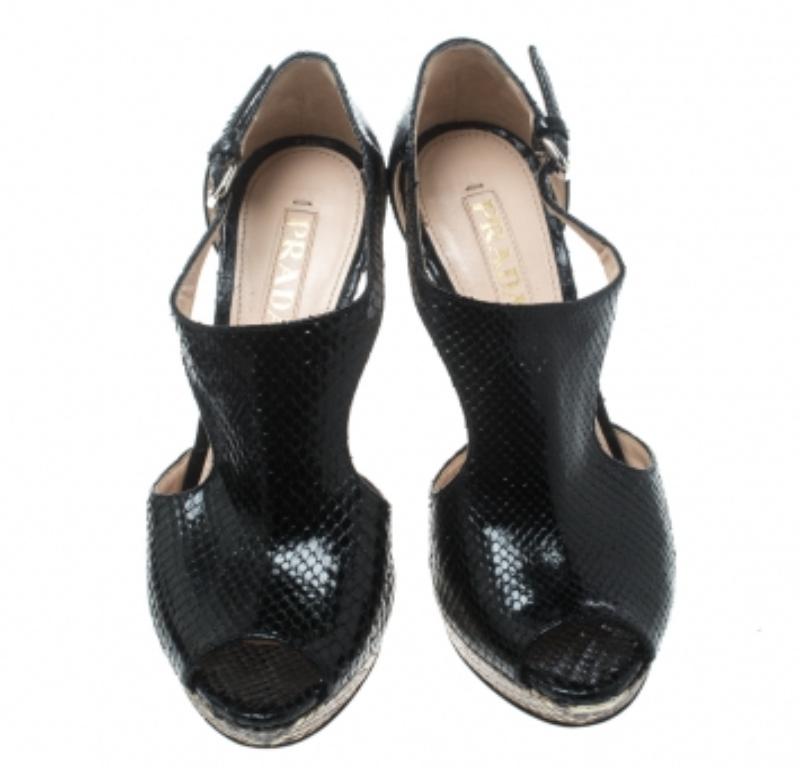 Prada - Sandales à plateforme en cuir python noir Taille 37 en vente 1
