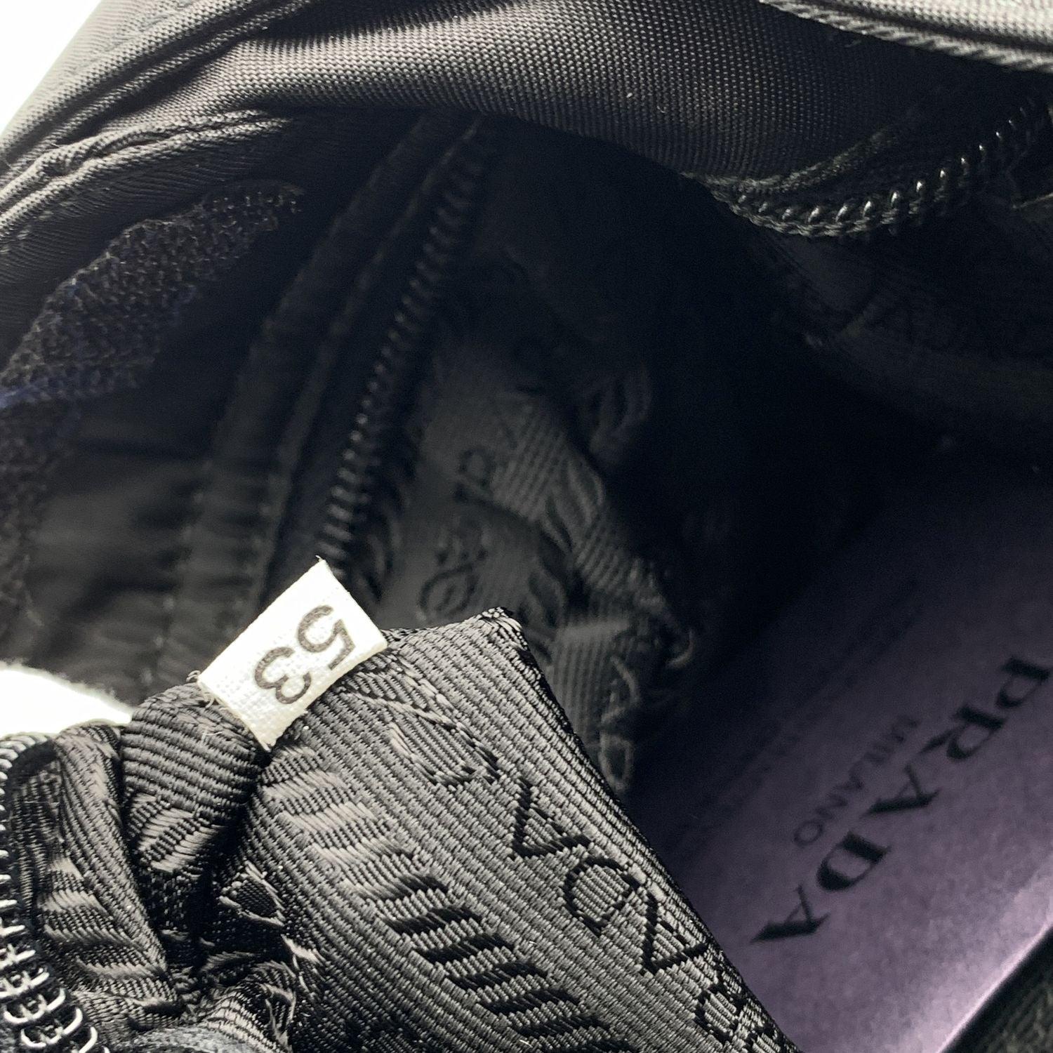Prada Schwarze gesteppte Tessuto Hobo-Tasche aus Nylon mit Kunststoffriemen aus Tessuto B8360 im Angebot 1