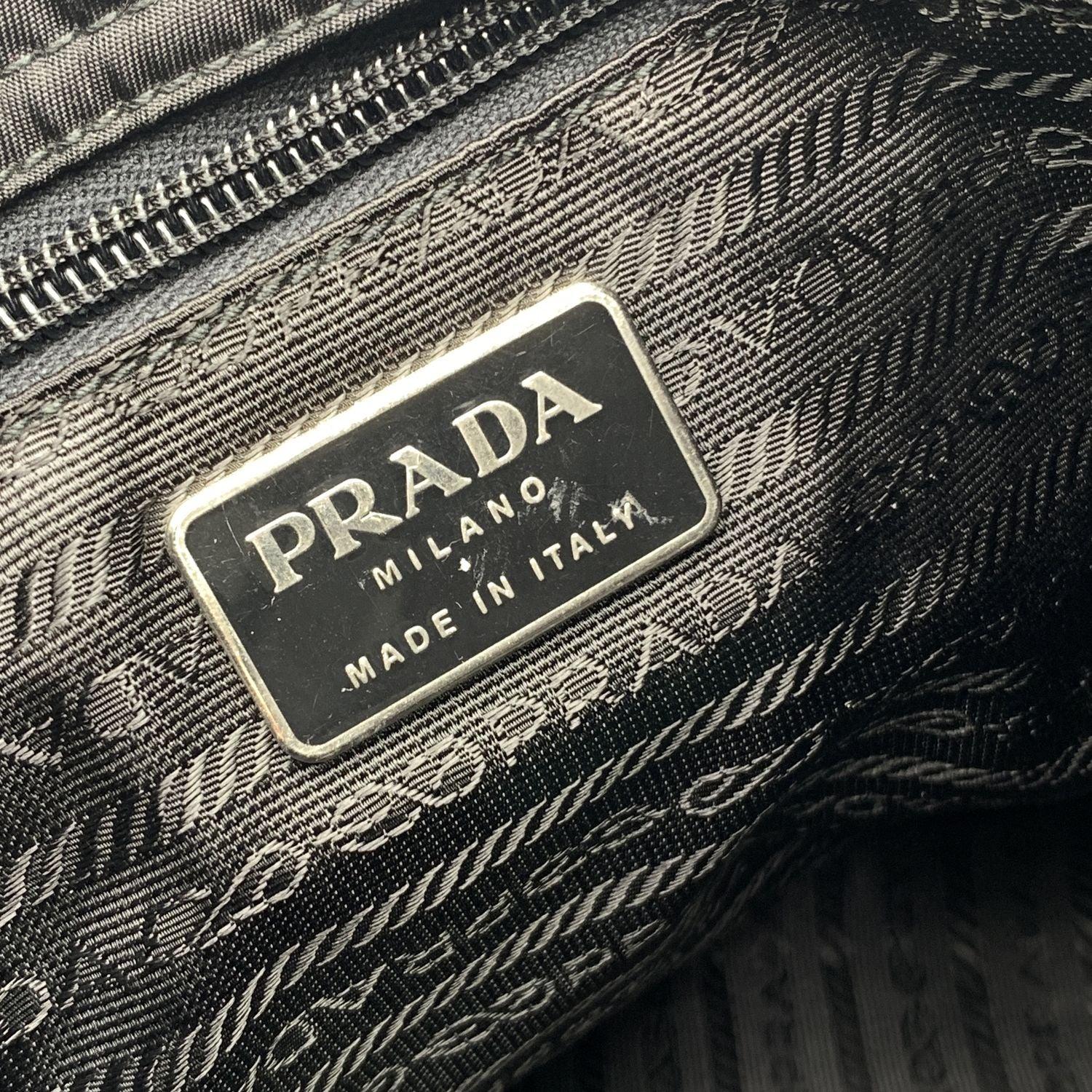 Prada Schwarze gesteppte Tessuto Hobo-Tasche aus Nylon mit Kunststoffriemen aus Tessuto B8360 im Angebot 2