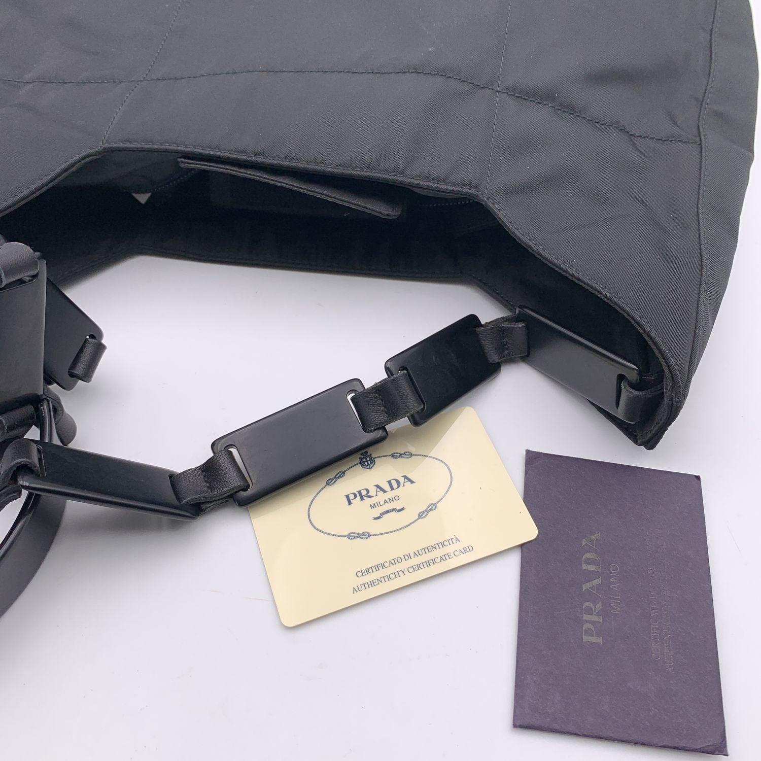 Prada Schwarze gesteppte Tessuto Hobo-Tasche aus Nylon mit Kunststoffriemen aus Tessuto B8360 im Angebot 3