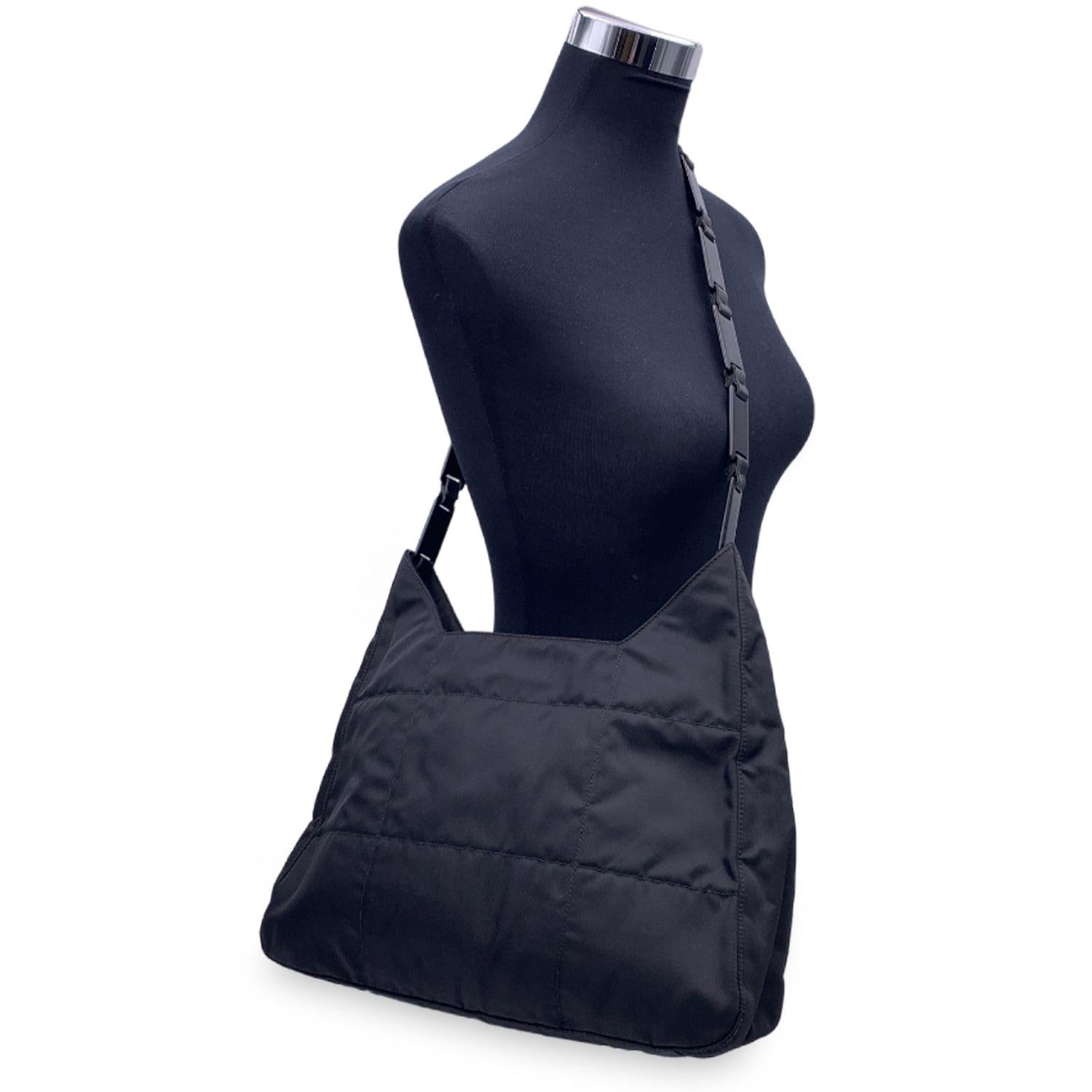 Prada Schwarze gesteppte Tessuto Hobo-Tasche aus Nylon mit Kunststoffriemen aus Tessuto B8360 im Angebot 4