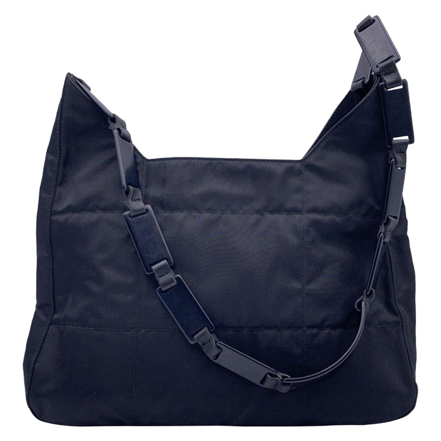 Prada Schwarze gesteppte Tessuto Hobo-Tasche aus Nylon mit Kunststoffriemen aus Tessuto B8360 im Angebot