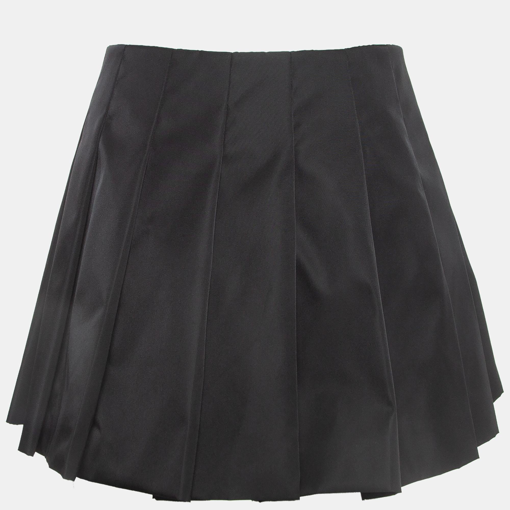 Crafted by Prada, this elegant mini skirt exudes sophistication with its pleated design and sleek silhouette. Made from recycled nylon, it features a distinctive belt detail, adding a touch of modern flair. Perfect for both casual outings and