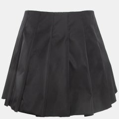 Prada Schwarzer plissierter Minirock mit Re-Nylon-Gürteldetail in Schwarz XS