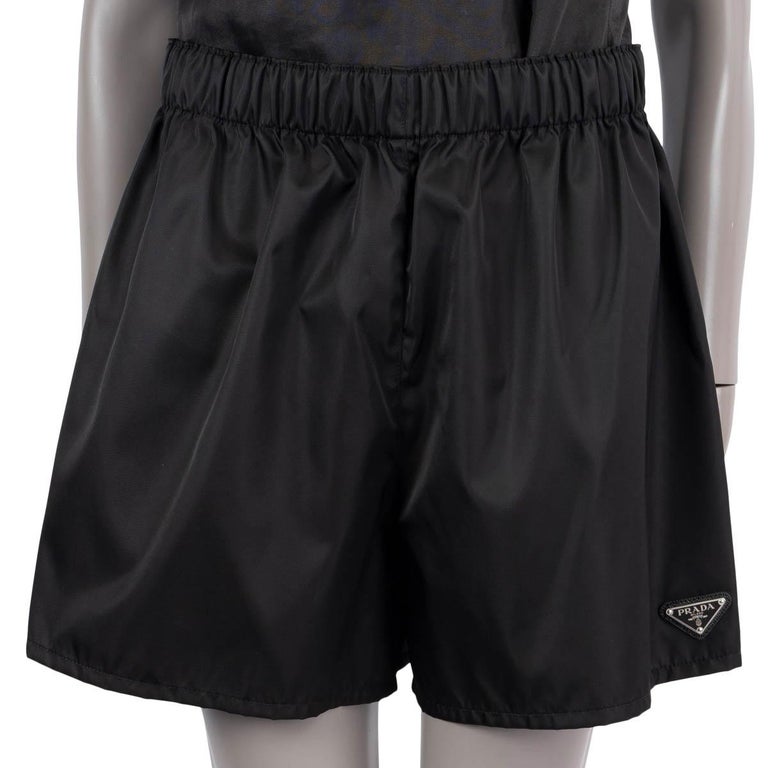 PRADA nero RE-NYLON a vita alta Pantaloni corti 46 XL in vendita