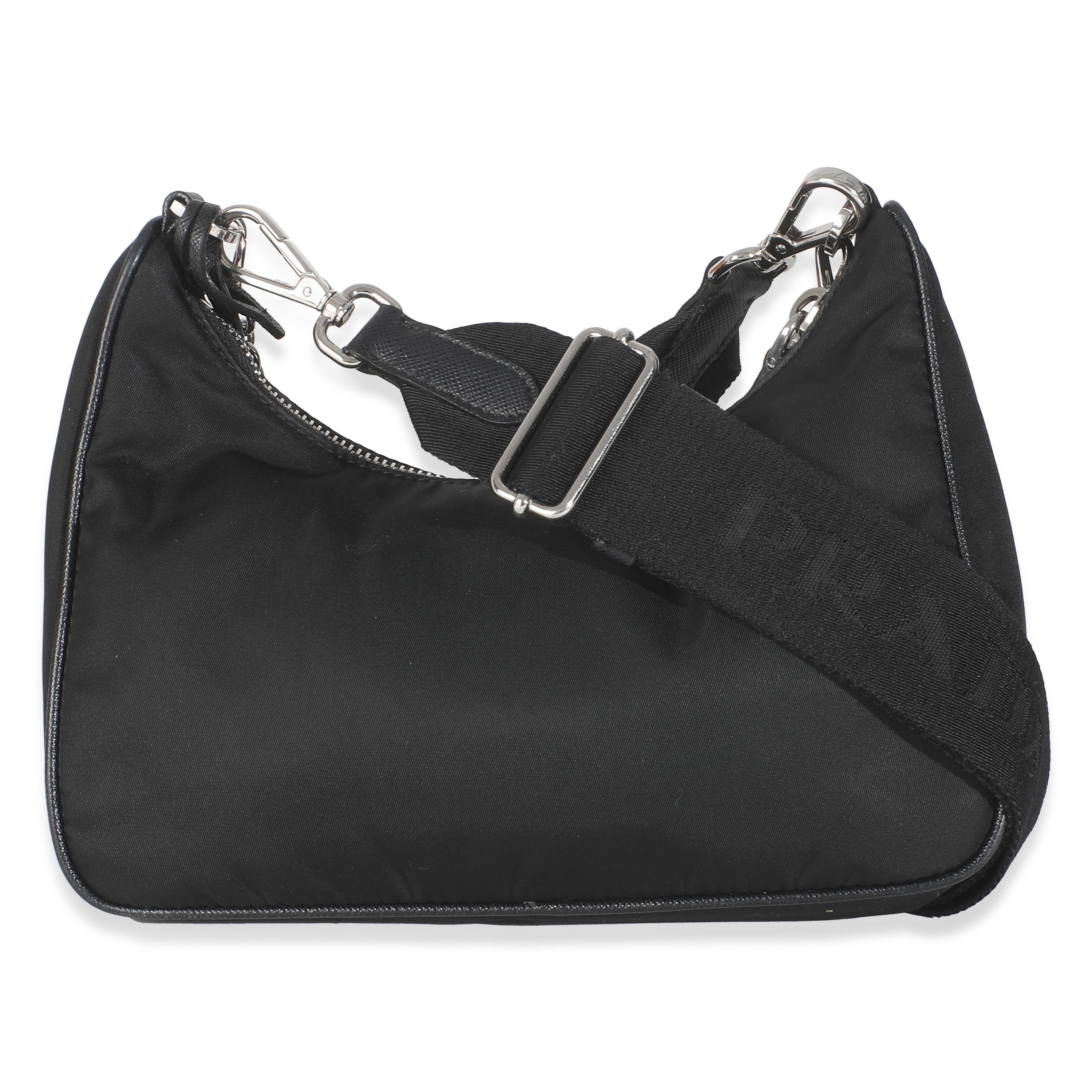 Auflistung Titel: Prada Schwarz Re-Nylon Re-Edition 2005 Tasche
SKU: 146383
Zustand: Gebraucht 
Beschreibung des Zustands: Nylon ist ein Synonym für Prada, seit das Haus in den 90er Jahren begann, den technischen Stoff zu verwenden. Die Einführung
