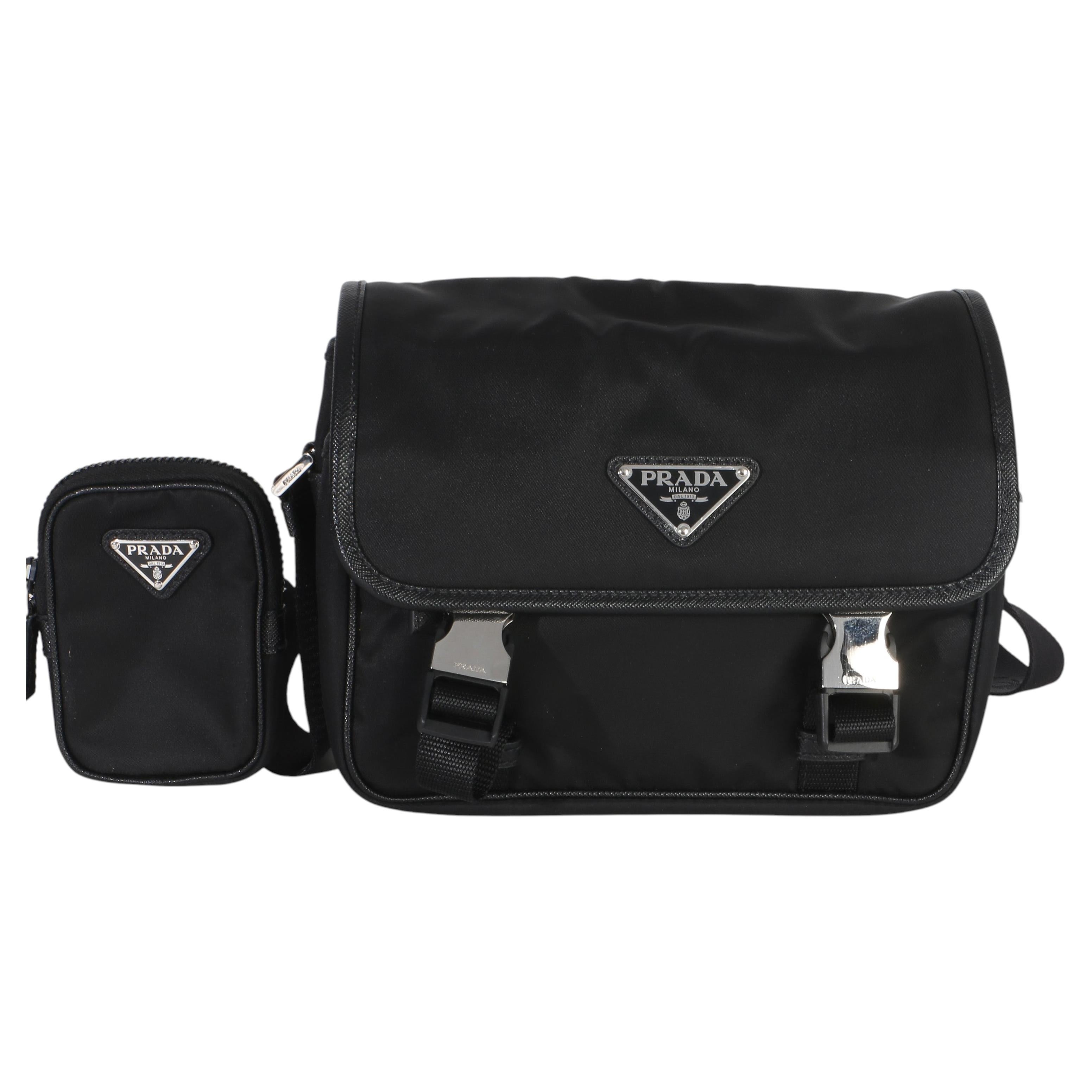Prada Borsa messenger nera in Re-Nylon Saffiano con doppia fibbia