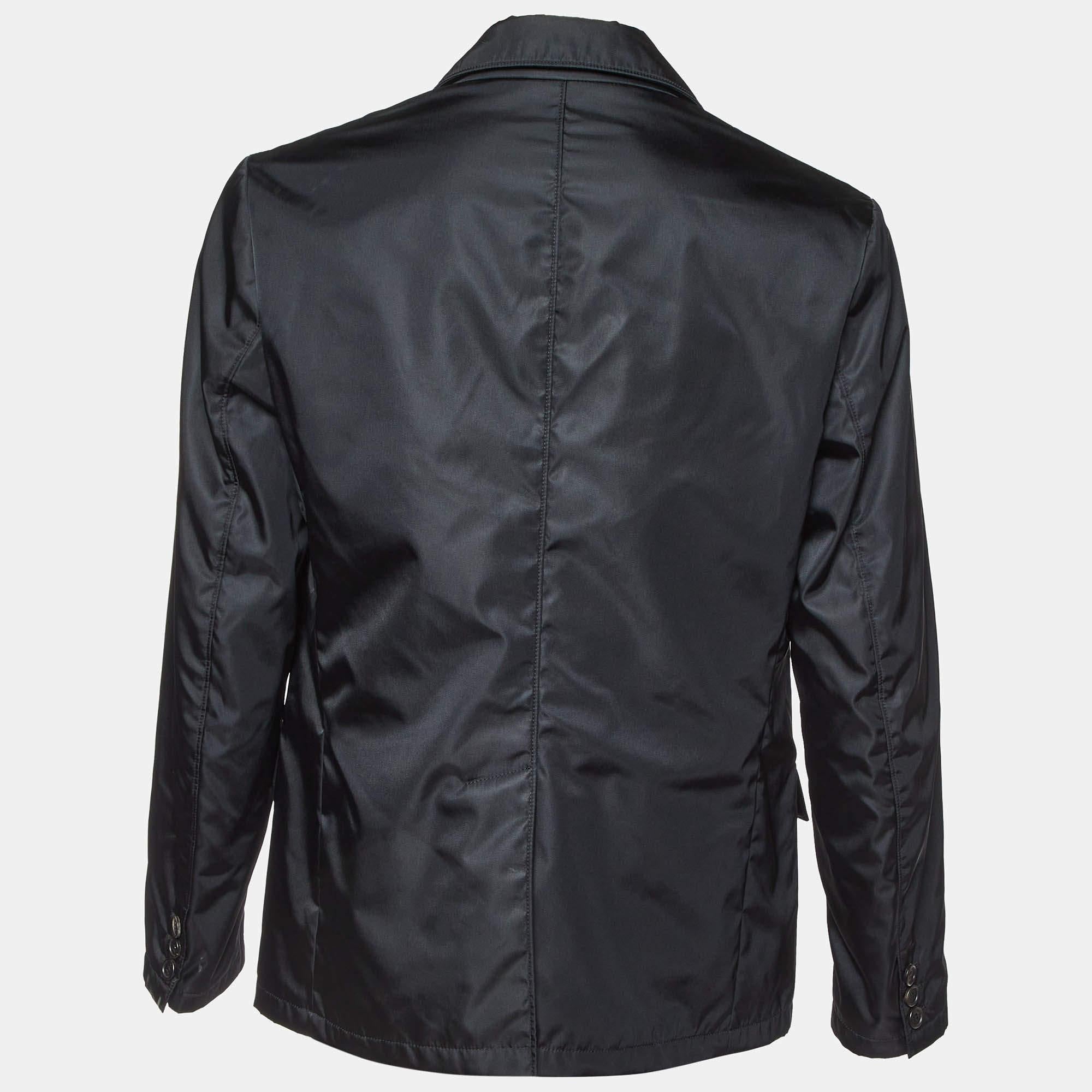 Questo blazer vi dona classe e lusso quando lo indossate. È caratterizzato da maniche lunghe e dettagli classici.  concedendo così una lucida  finitura formale.