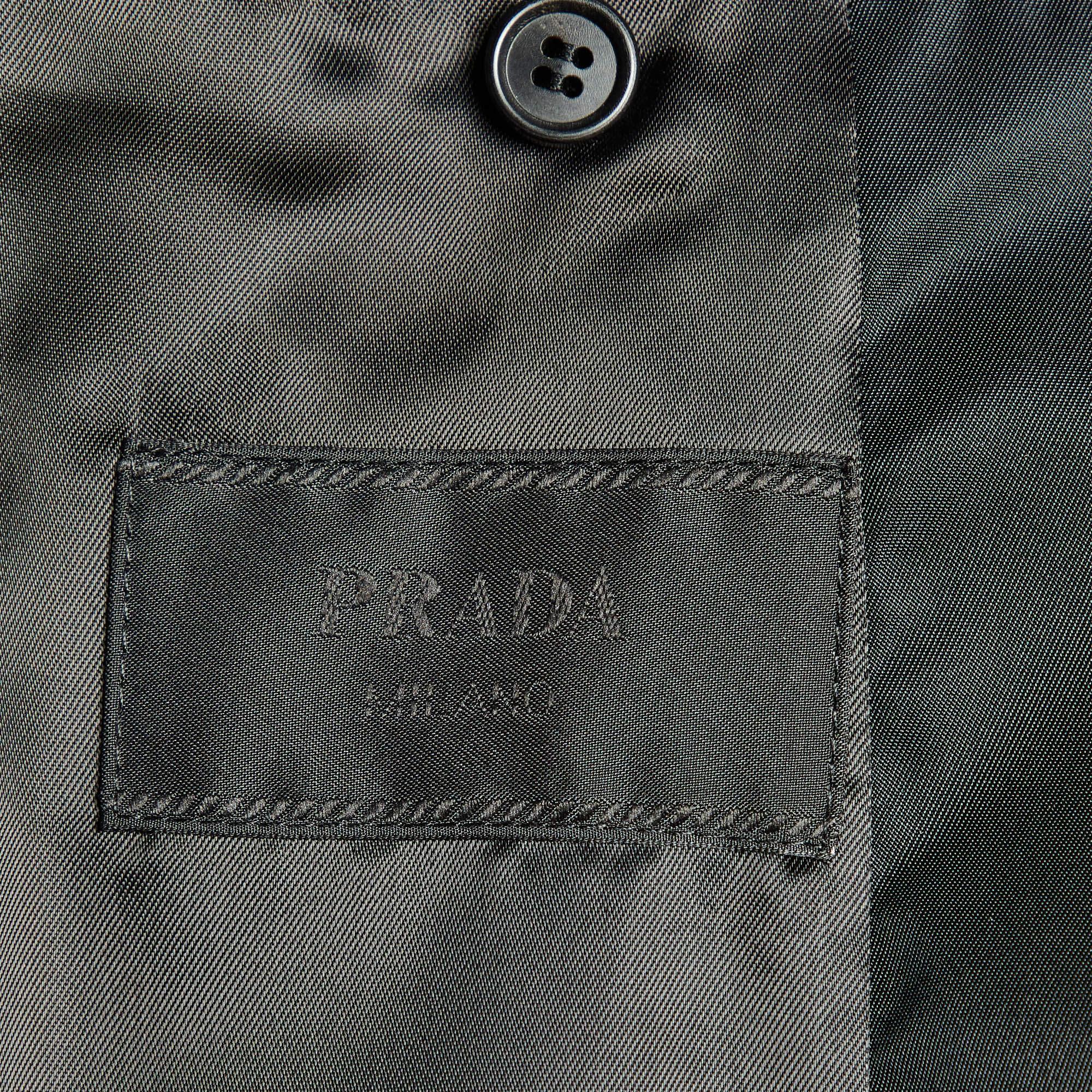 Blazer monopetto in re-nylon nero di Prada XL In condizioni buone a Dubai, Al Qouz 2
