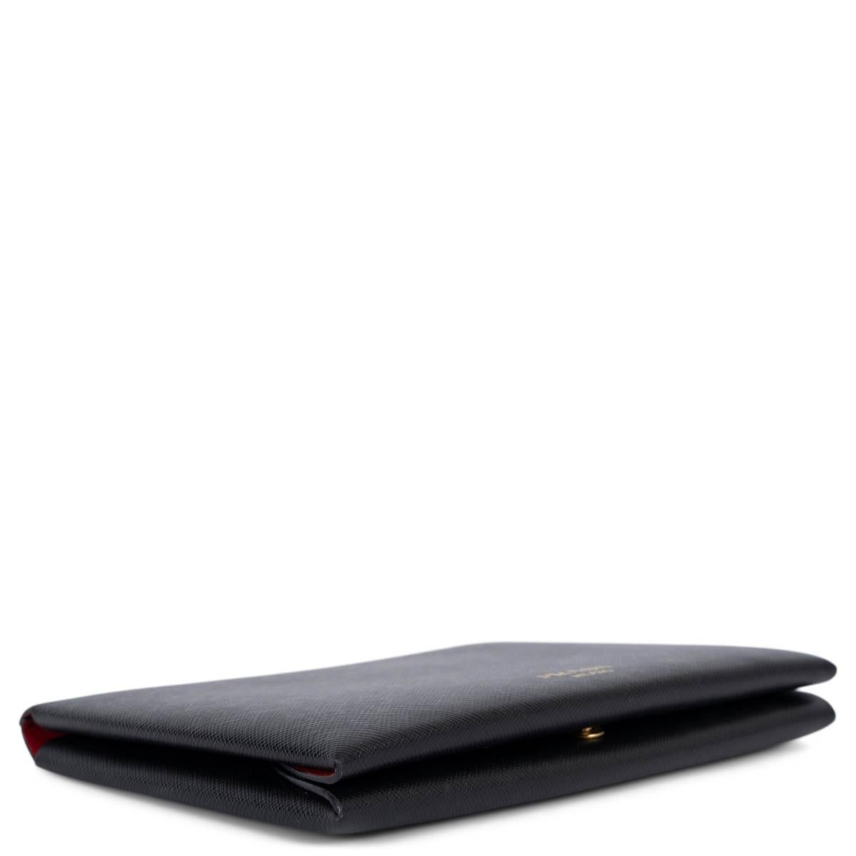 PRADA black / red Saffiano leather SMALL DOCUMENT PORTFOLIO Pouch Bag In Excellent Condition For Sale In Zürich, CH