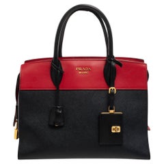 Prada - Grand sac Esplanade en cuir noir/rouge Saffiano Lux et City