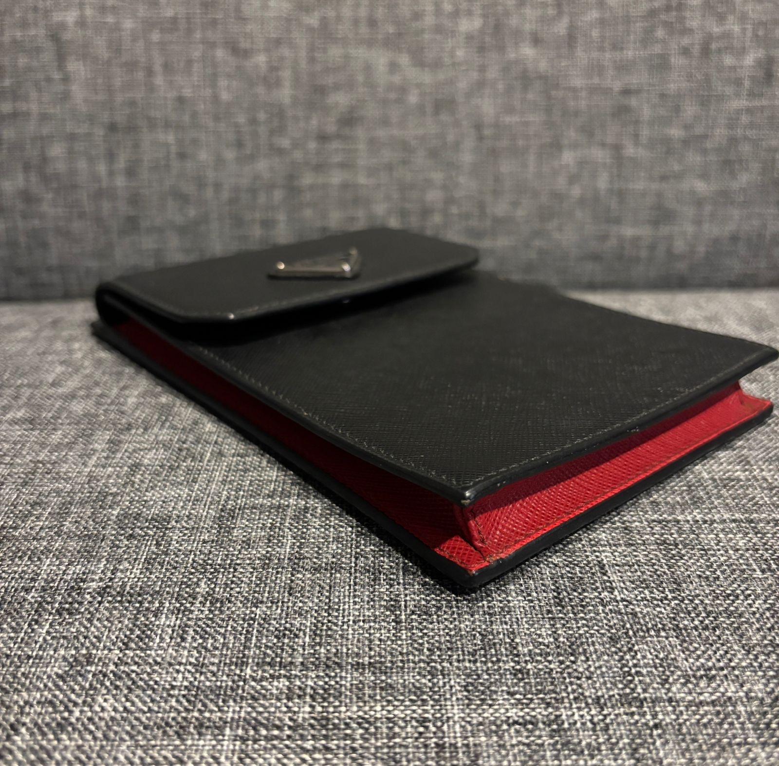 Porta telefono di Prada con logo a triangolo in nero rosso saffiano in vendita 5