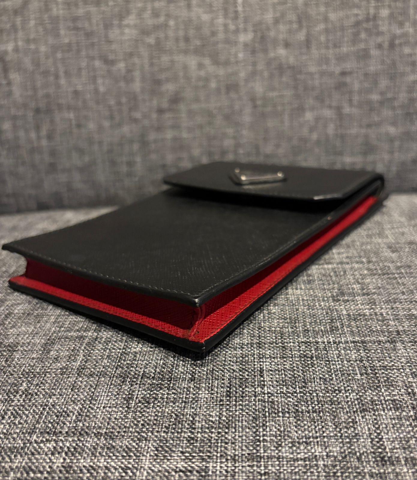 Porta telefono di Prada con logo a triangolo in nero rosso saffiano in vendita 6